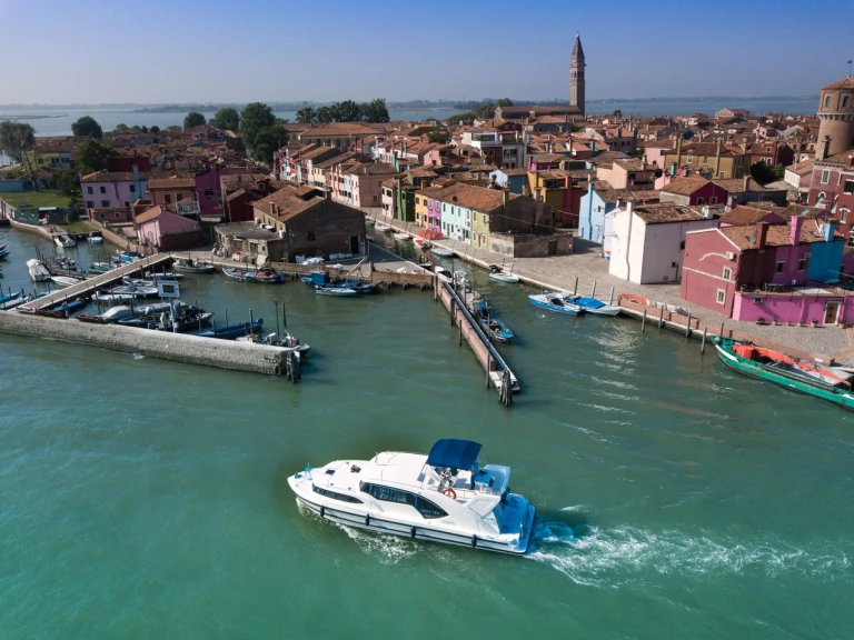 Bareboat Rental Luxury Yacht Houseboat Holidays Italia S.R.L. with a boat licence