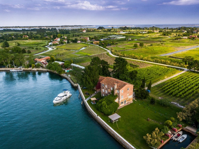 Luxury Yacht for rent Casale sul Sile at the best price