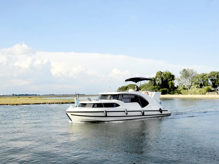 Bareboat Rental Luxury Yacht Houseboat Holidays Italia S.R.L. with a boat licence