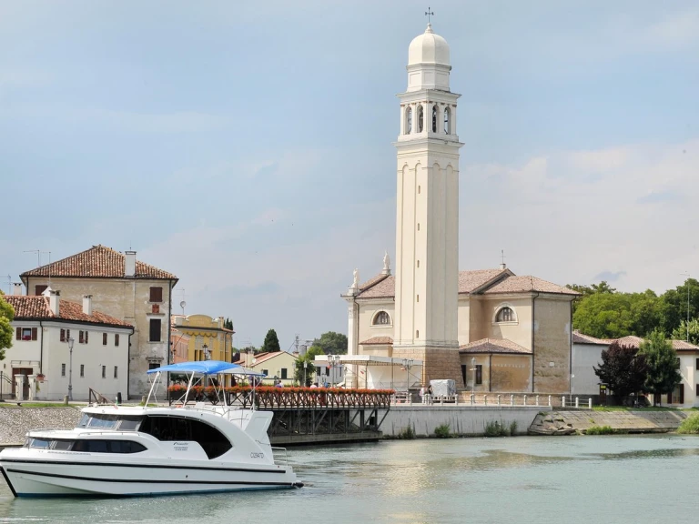 Boat rental Houseboat Holidays Italia S.R.L. Minuetto 6 in Casale sul Sile on Samboat