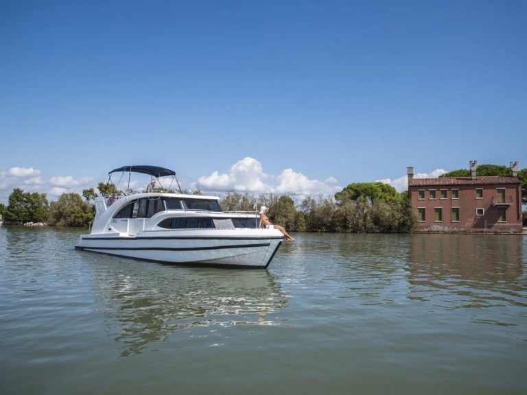 Boat rental Houseboat Holidays Italia S.R.L. Minuetto 8 in Casale sul Sile on Samboat