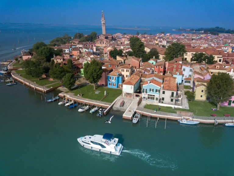 Luxury Yacht rental with or without captain Houseboat Holidays Italia S.R.L. Casale sul Sile