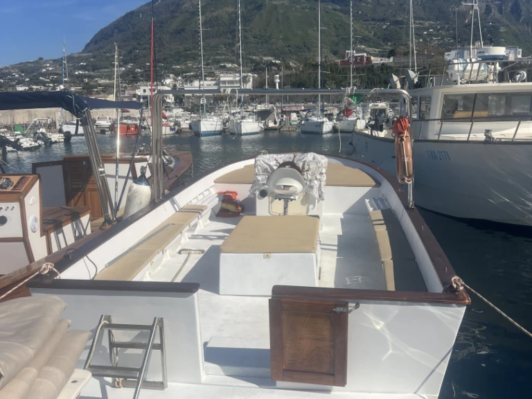 Bareboat Rental Motorboat Custom with a boat licence