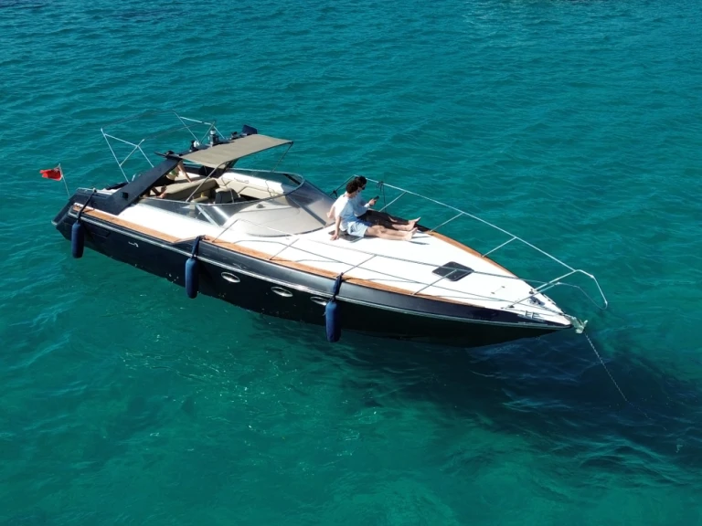 Bareboat Rental Motorboat Sunseeker with a boat licence