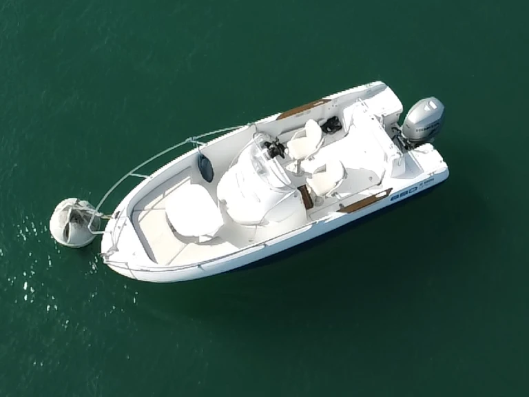 Bareboat Rental Motorboat Bénéteau with a boat licence