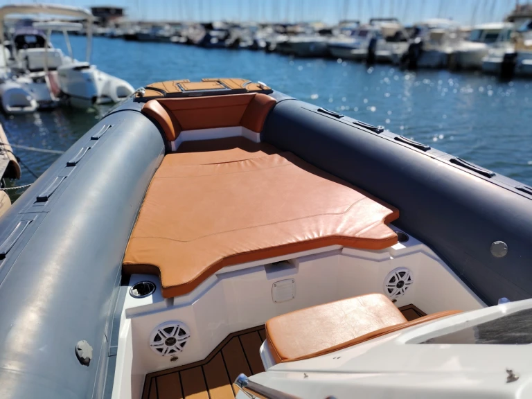 Yacht charter Saint-Raphaël cheap TL 850