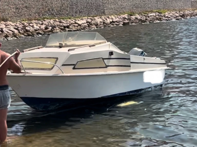 Bareboat Rental Motorboat Ultramar with a boat licence