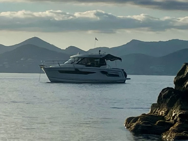 Boat rental Jeanneau Merry Fisher 895 Cruiser in Mandelieu-la-Napoule on Samboat