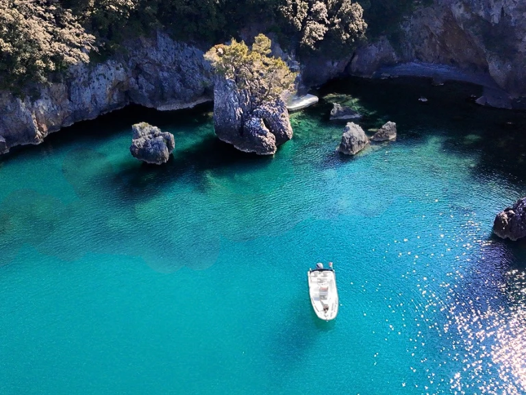 Motorboat rental in La Spezia - Boston Whaler Boston Whaler 220 Dauntless