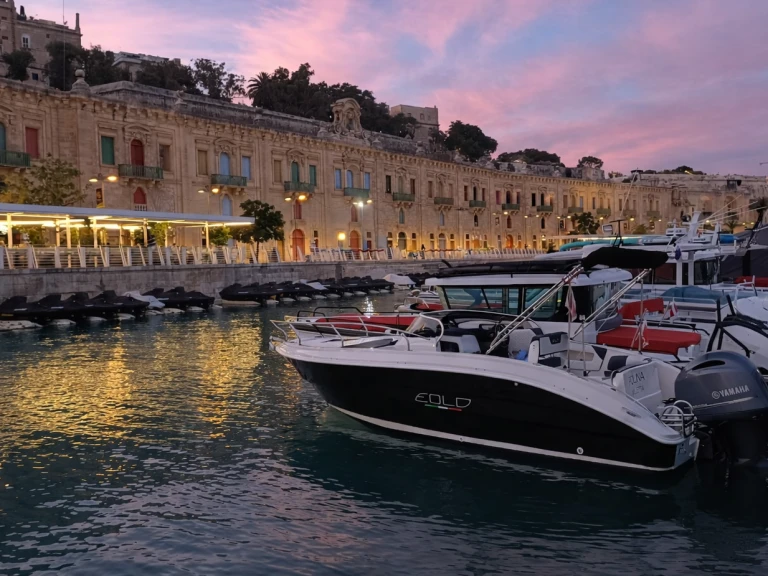 Motorboat for rent Qawra at the best price