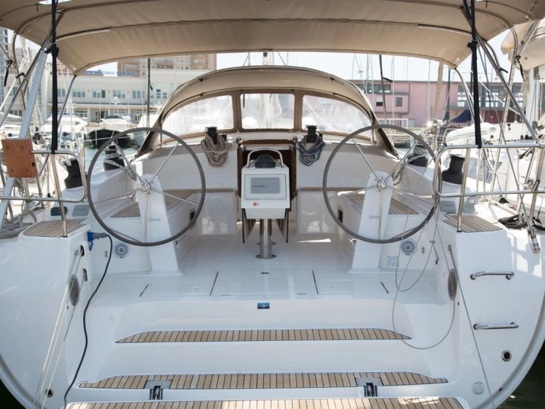 Sailboat for rent Portisco at the best price