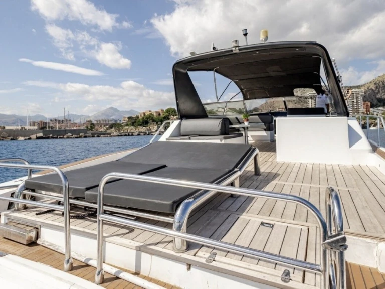 Rent a Leopard Catamarans / Robertson & Caine Leopard 23 - 3 + 1 cab. Milazzo
