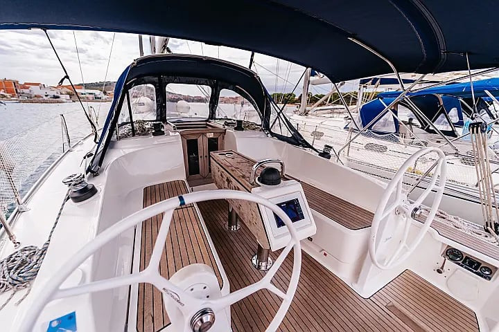 Bavaria Cruiser 37 in Betina on SamBoat