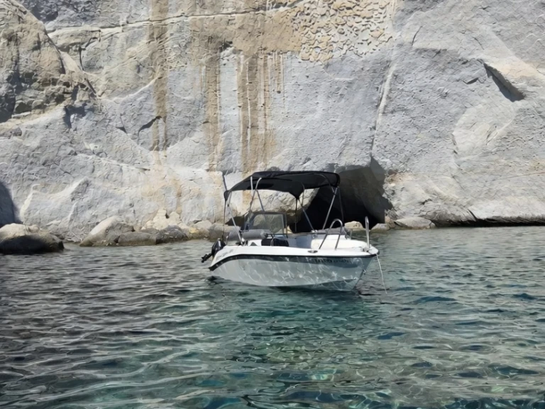Boat rental Isatek Cobra 495 in Mílos on Samboat