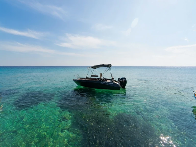 Motorboat rental with or without captain Isatek Cobra Mílos