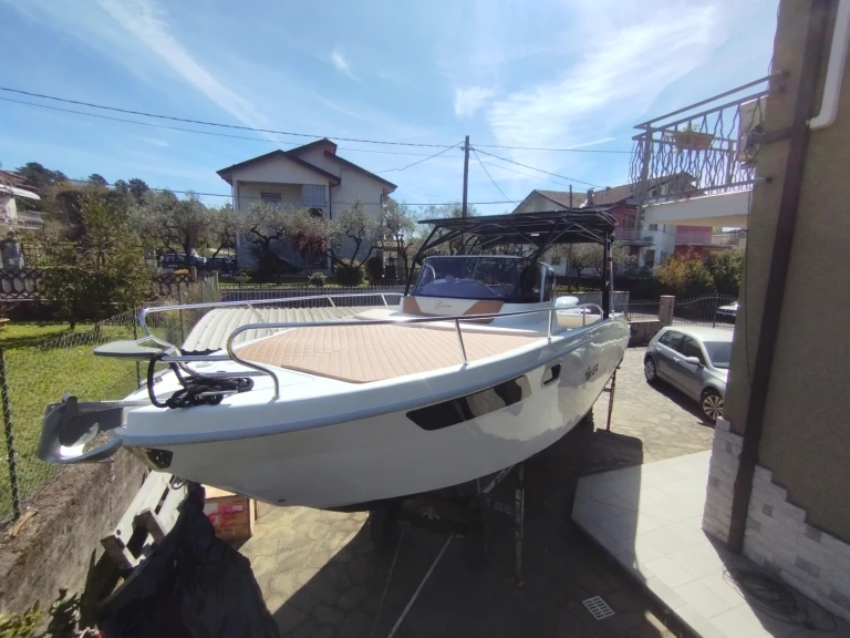 Motorboat for rent Fezzano at the best price