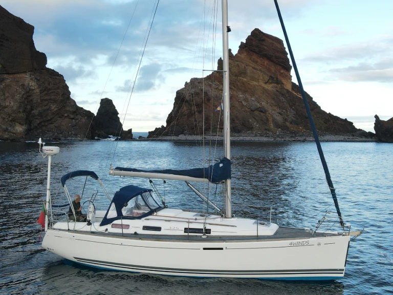 Sailboat for rent Caniçal at the best price