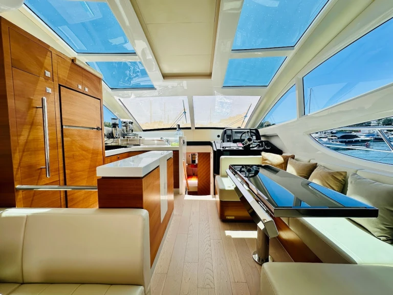 Bareboat Rental Motorboat Horizon with a boat licence