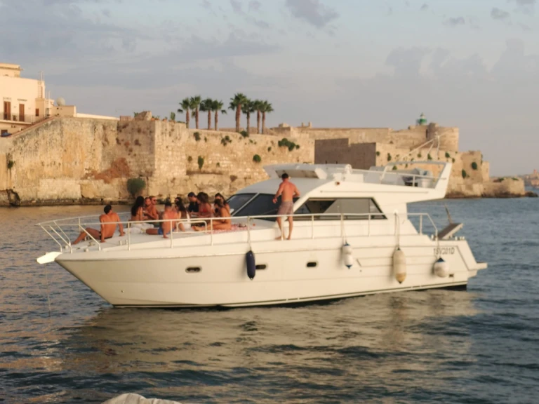 Bareboat Rental Motorboat Raffaelli with a boat licence