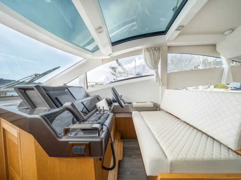 Boat rental Galeon Galeon 430 Skydeck in Makarska on Samboat
