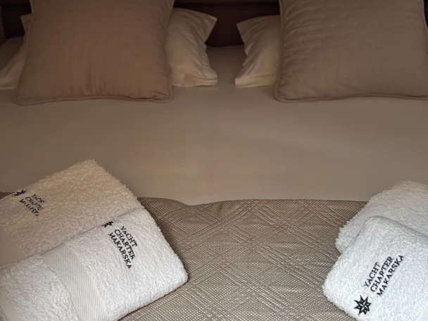 Motorboat for rent Makarska at the best price