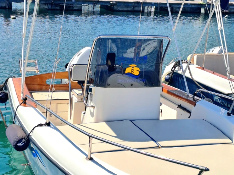 Bareboat Rental Motorboat Ranieri with a boat licence