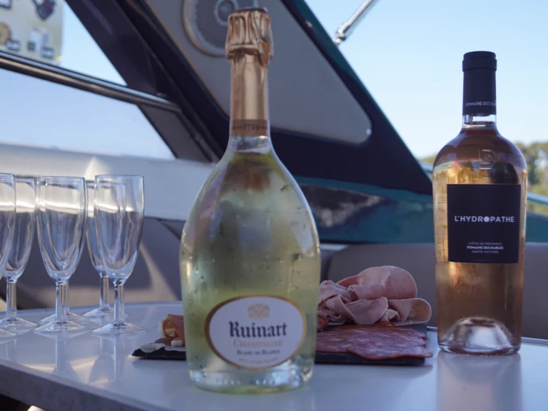 Yacht charter Cannes cheap Tomahawk 37