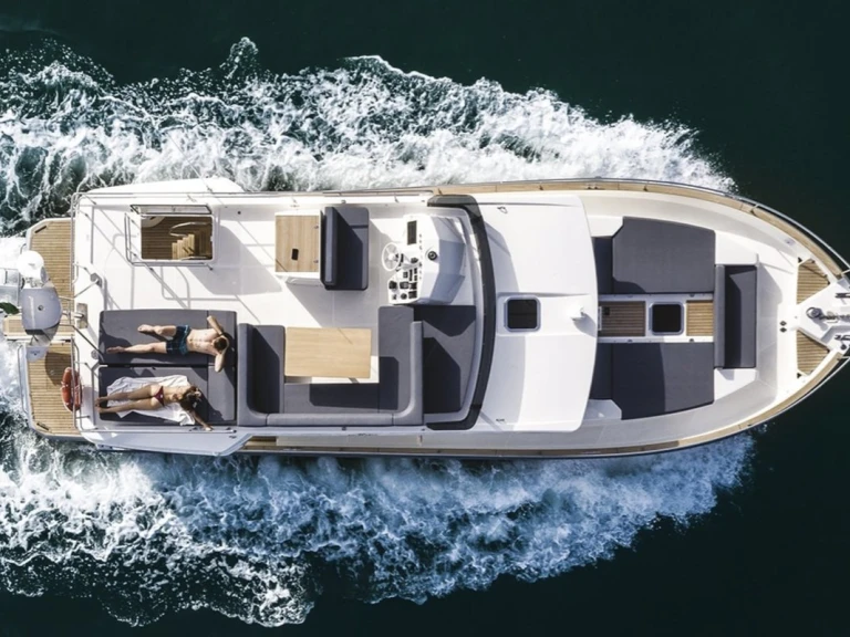 Bareboat Rental Luxury Yacht Cranchi with a boat licence