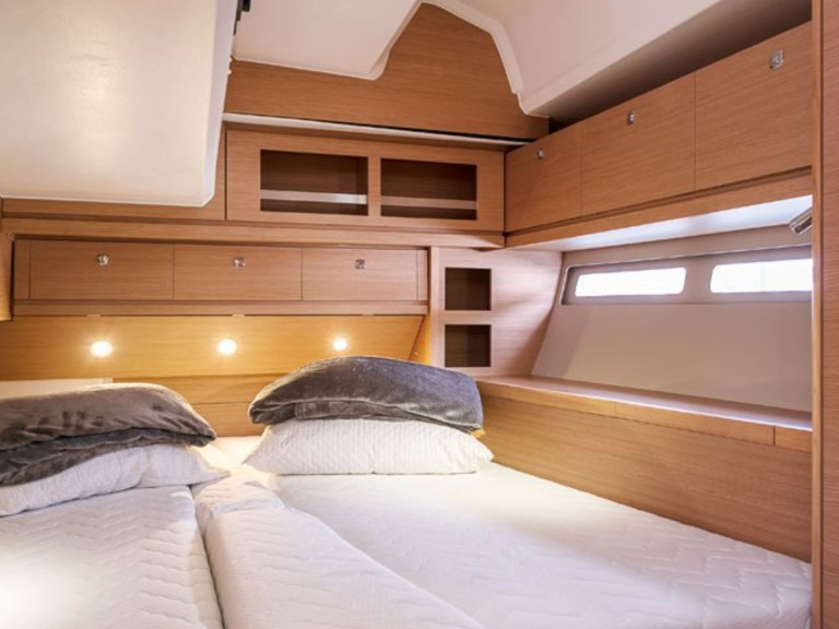 Sailboat for rent Capo d'Orlando at the best price