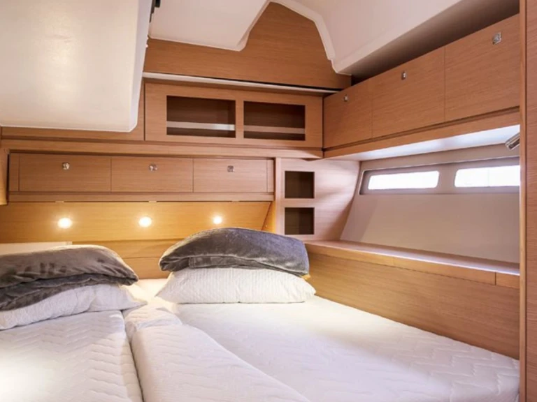 Sailboat for rent Capo d'Orlando at the best price