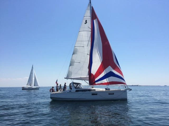 Rent a Bénéteau Oceanis 38.1 Saint-Gildas-de-Rhuys