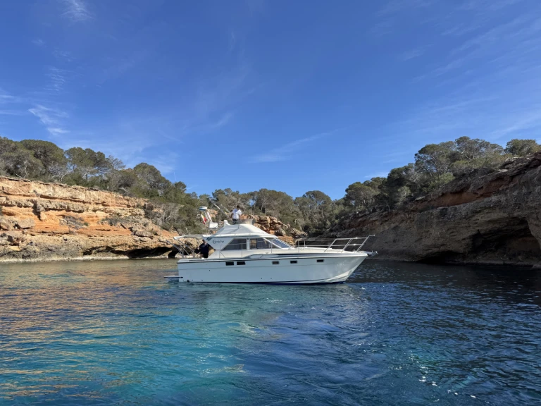 Bareboat Rental Motorboat Fairline with a boat licence