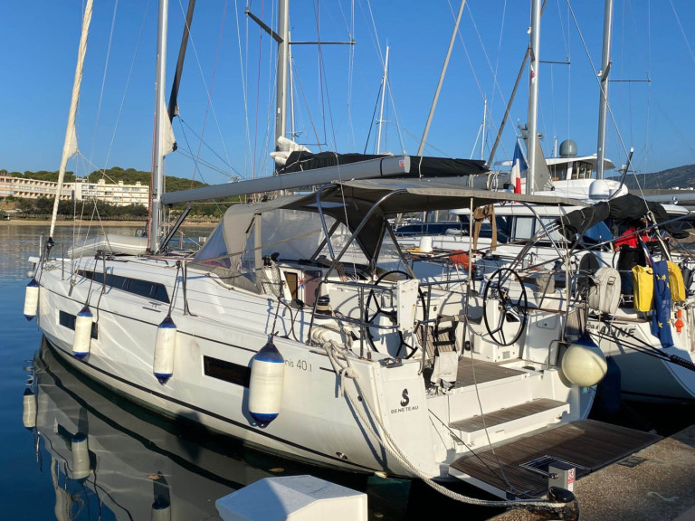Boat rental Bénéteau Oceanis 40.1 in Bormes-les-Mimosas on Samboat