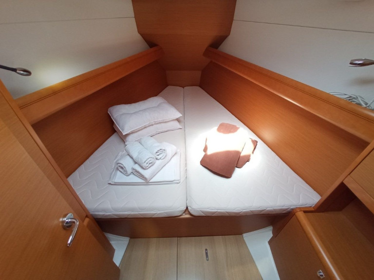 Jeanneau Sun Odyssey 379 (3 cab.) charter bareboat or captained in  Lefkáda