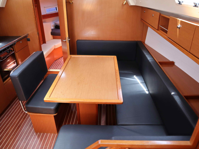 Sailboat for rent Néa Péramos at the best price