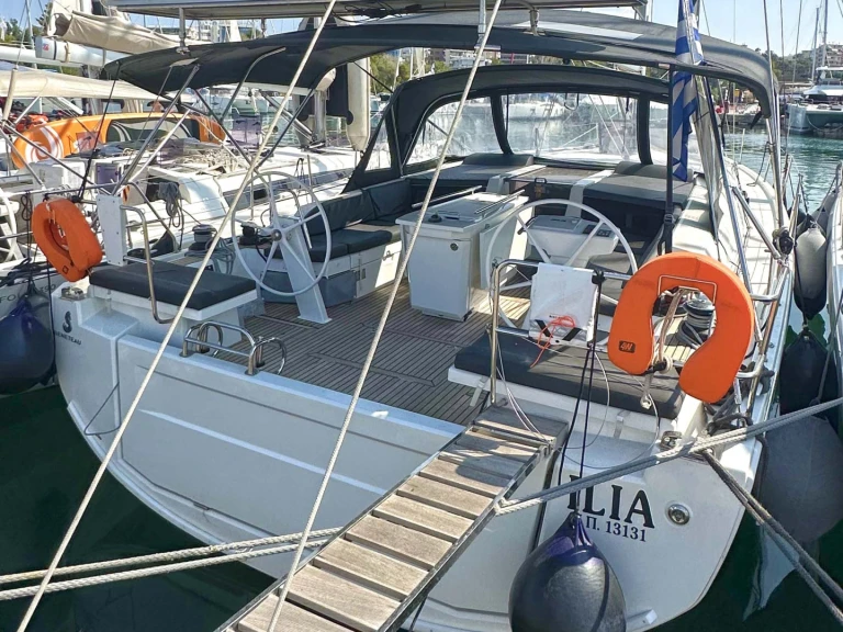 Boat rental Bénéteau Oceanis 46.1 in Alimos on Samboat