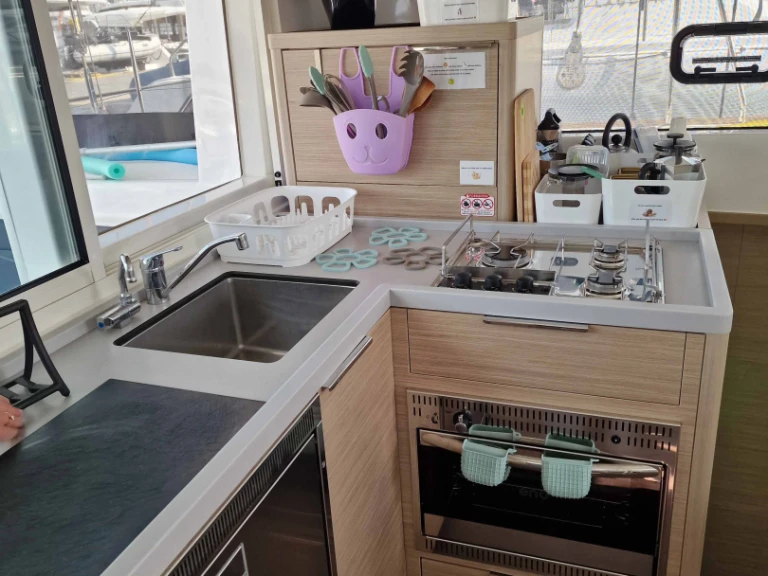 Catamaran rental in Alimos - Lagoon Lagoon 40