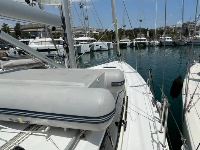 Rent a Bavaria Bavaria C42 (3 cab.) Alimos