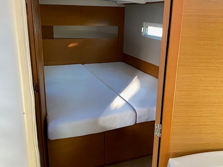 Jeanneau Sun Odyssey 410 in Bormes-les-Mimosas on SamBoat