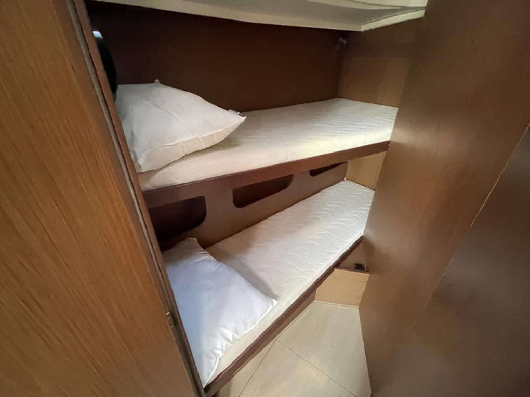 Bareboat Rental Sailboat Bénéteau with a boat licence