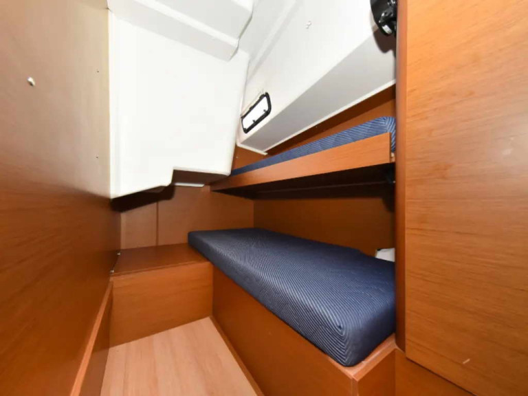 Jeanneau Sun Loft 47 (7 cab.) in Bormes-les-Mimosas on SamBoat