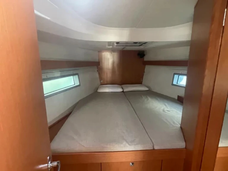 Boat rental Bavaria Bavaria C42 (3 cab.) in Paros (Island) on Samboat