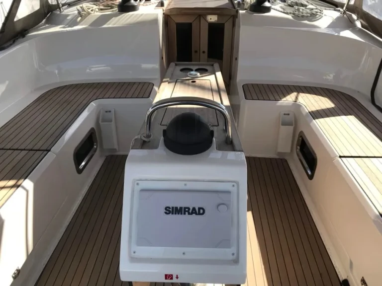 Boat rental Bavaria Bavaria Cruiser 51 (5 cab.) in Alimos on Samboat
