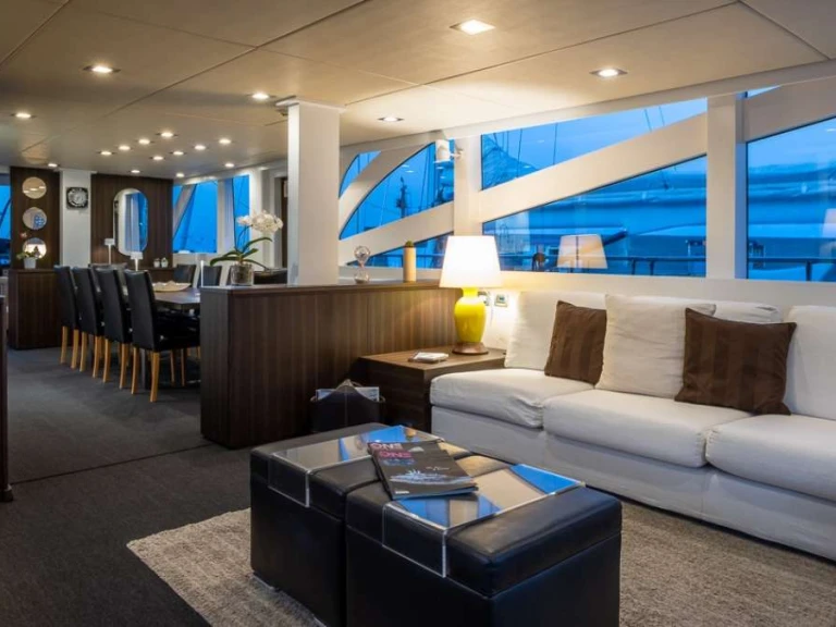 Bareboat Rental Luxury Yacht Custom with a boat licence