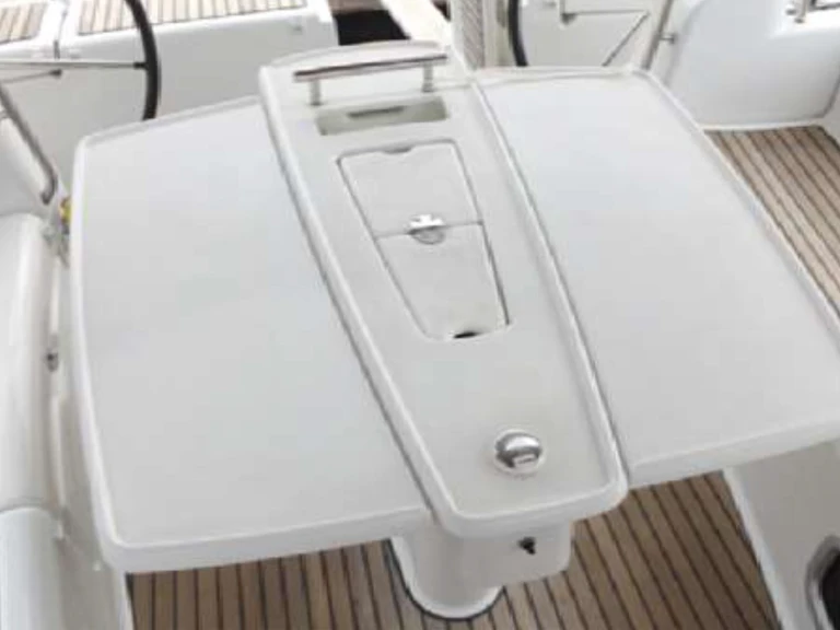 Rent a Bénéteau Oceanis 50 (6 cab.) Kalkara