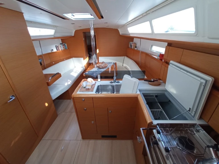 Sailboat for rent Lefkáda at the best price