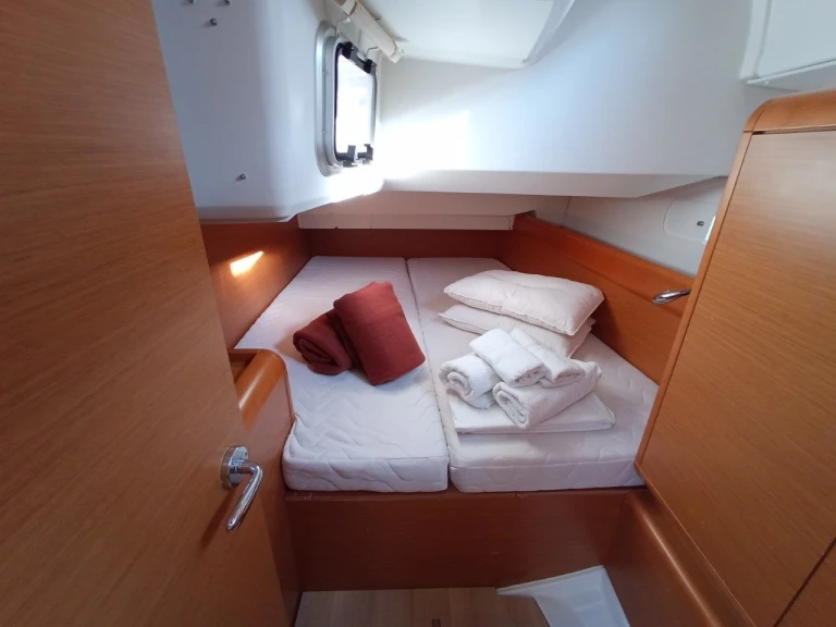 Jeanneau Sun Odyssey 379 (3 cab.) in Lefkáda on SamBoat