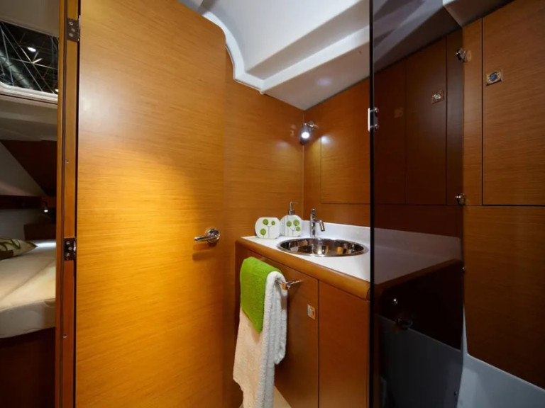 Rent a Jeanneau Sun Odyssey 449 (4 cab.) Alimos