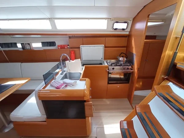 Jeanneau Sun Odyssey 439 (4 cab.) charter bareboat or captained in  Lefkáda