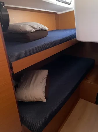 Jeanneau Sun Loft 47 (7 cab.) in Néa Péramos on SamBoat